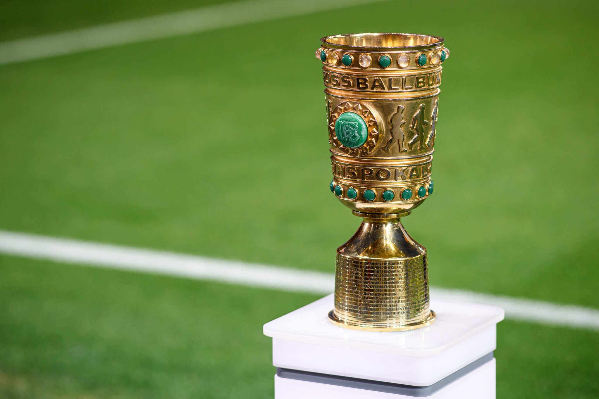 Die Trophäe des DFB-Pokals vor der Auslosung 2026/27